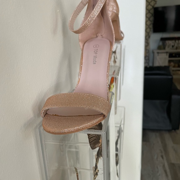 New gold heels size 6 - Picture 2 of 3